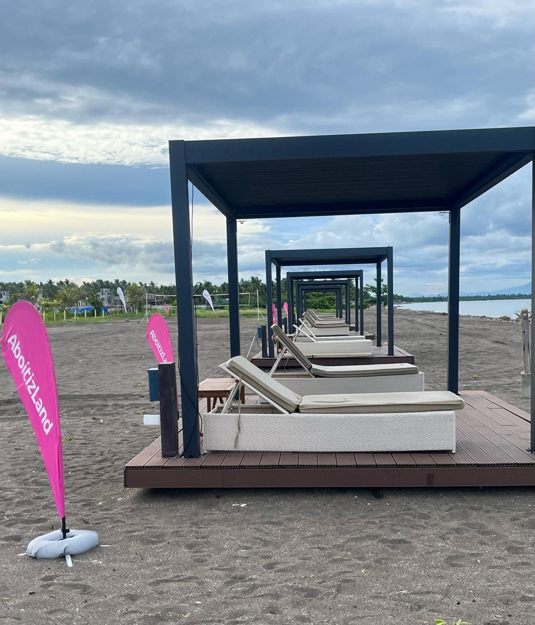 Seafront Residences Vacation Getaway 산 후안 외부 사진